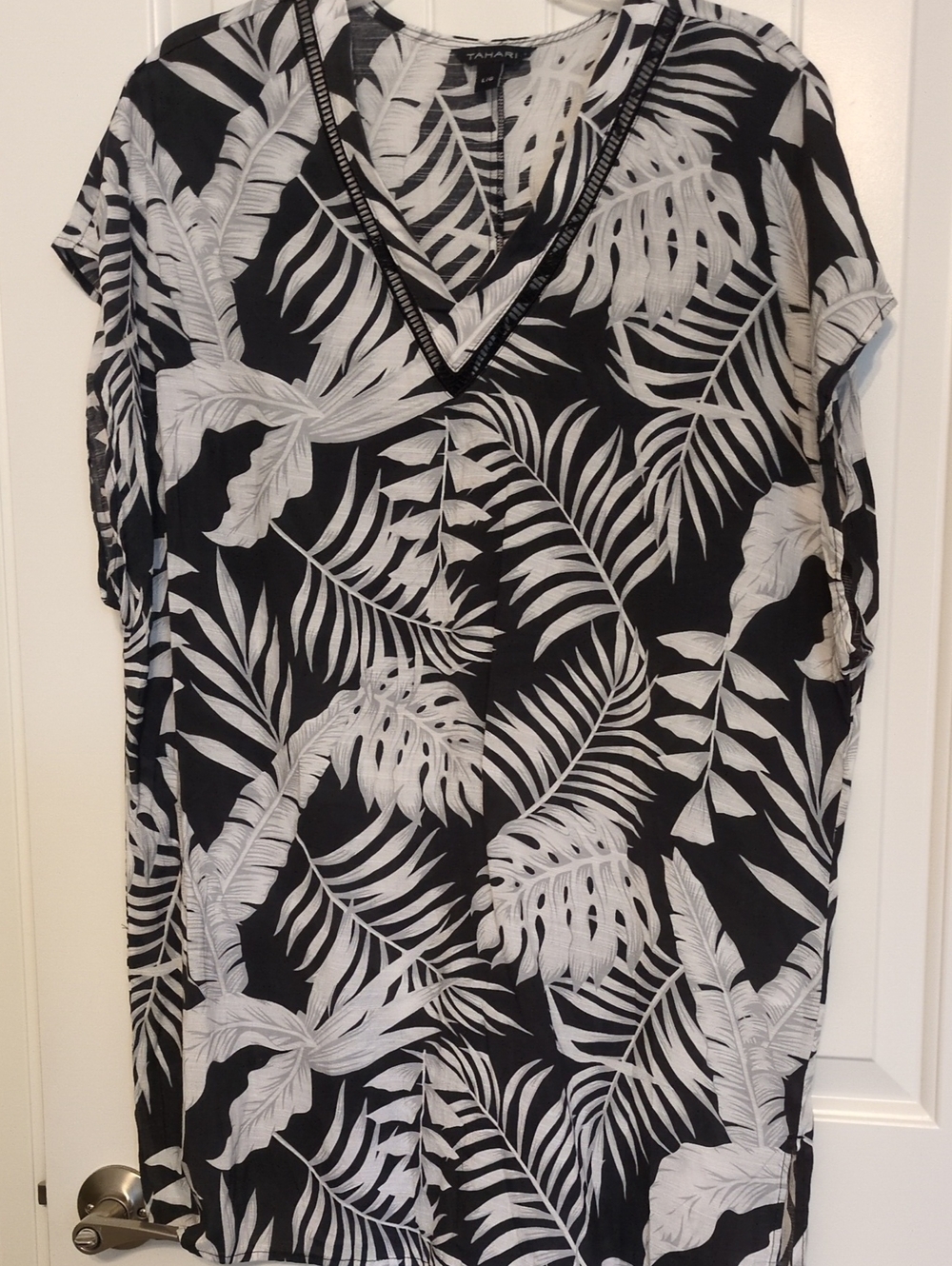 Tahari Black and White Tropical Leaf V-Neck Tunic Top